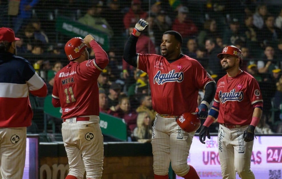 Kennys Vargas celebra la victoria de las Águilas de Mexicali del juego contra Cañeros de Los Mochis