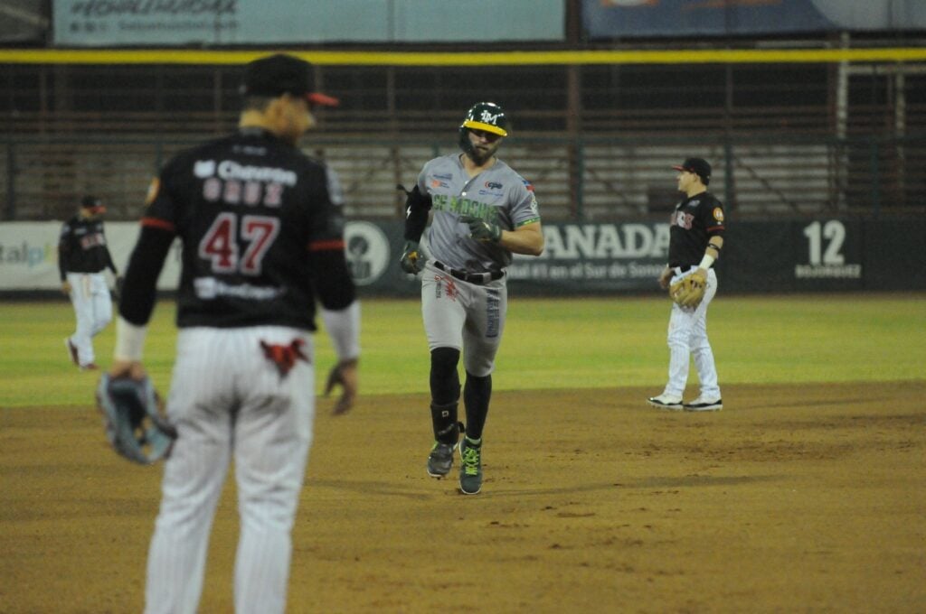 Recorrer las bases el cañonero zurdo, Kyle Martin, después de su bombazo en la cuarta entrada