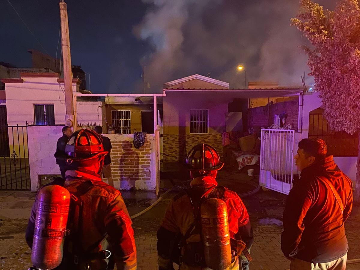 Logró salira a tiempo, se incendia vivienada en Mazatlán