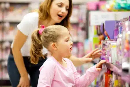 Madre e hija eligiendo juguetes