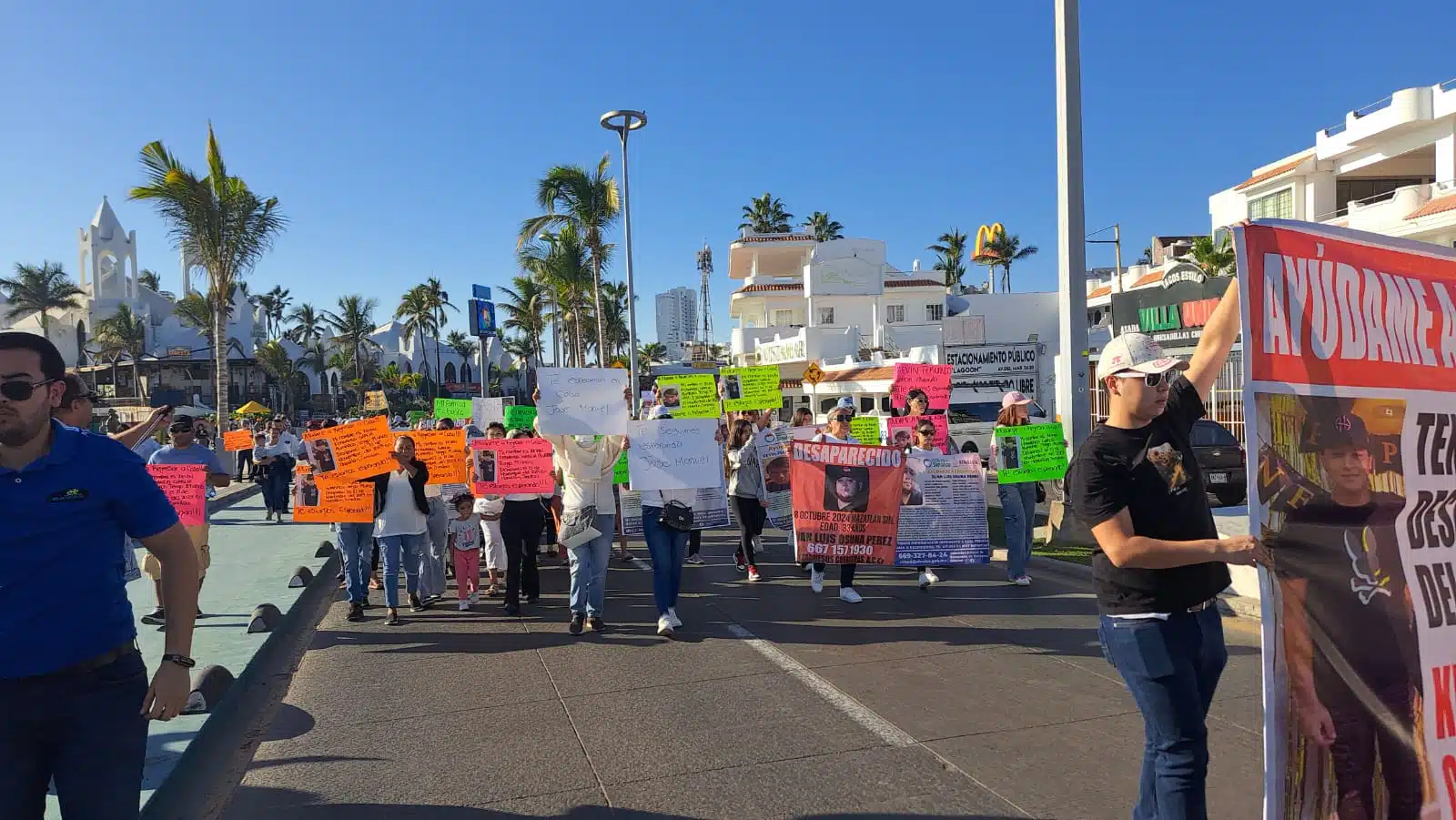 Familiares de desaparecidos realizan una marcha pacífica sobre la avenida Del Mar