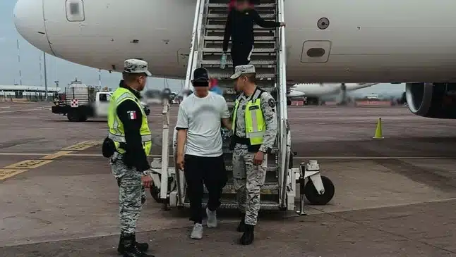 Hombre que intentó desviar avión de Volaris hacia EU es trasladado a penal de Puente Grande, Jalisco