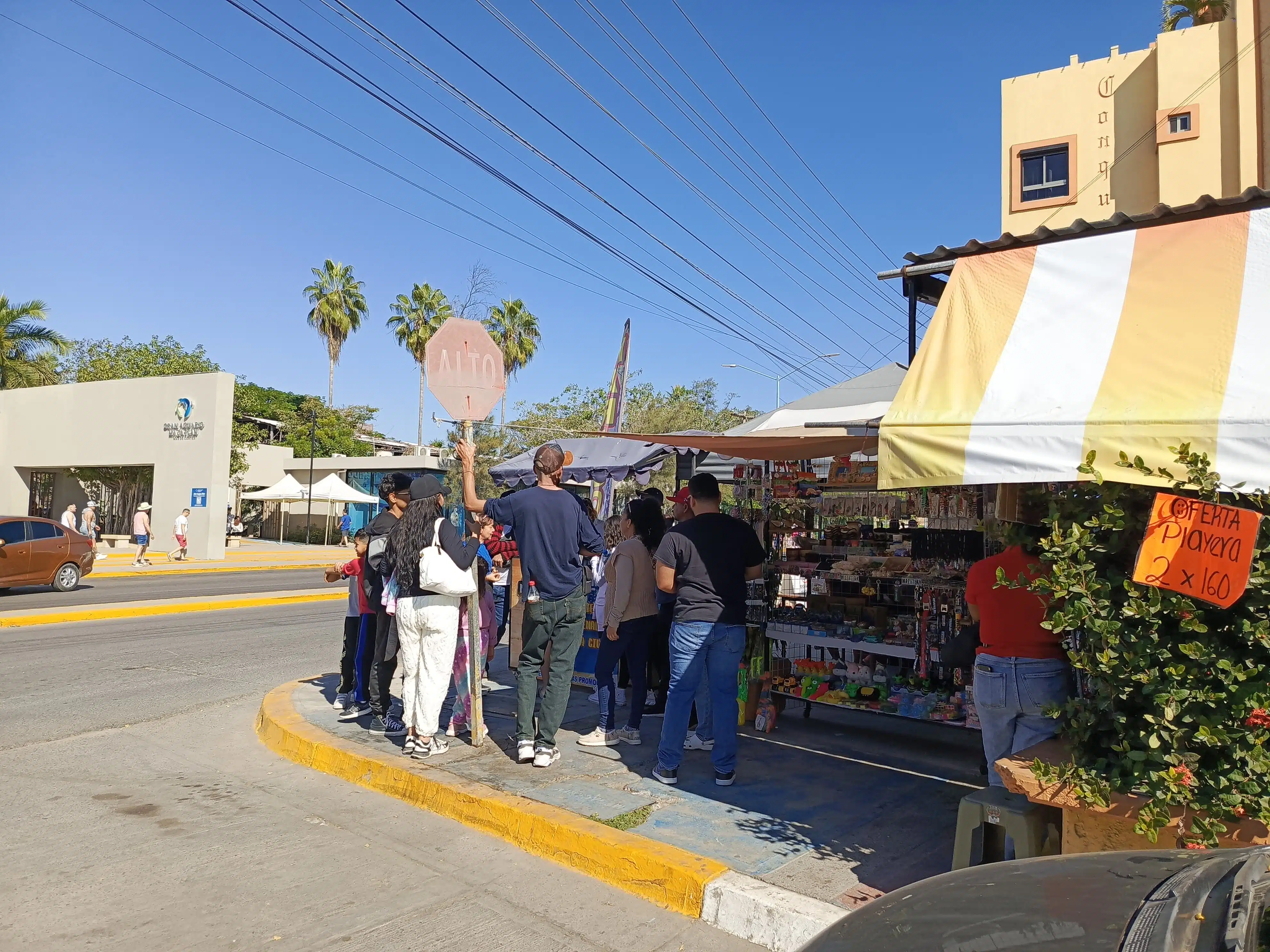 Turistas visitan a las playas de Mazatlán