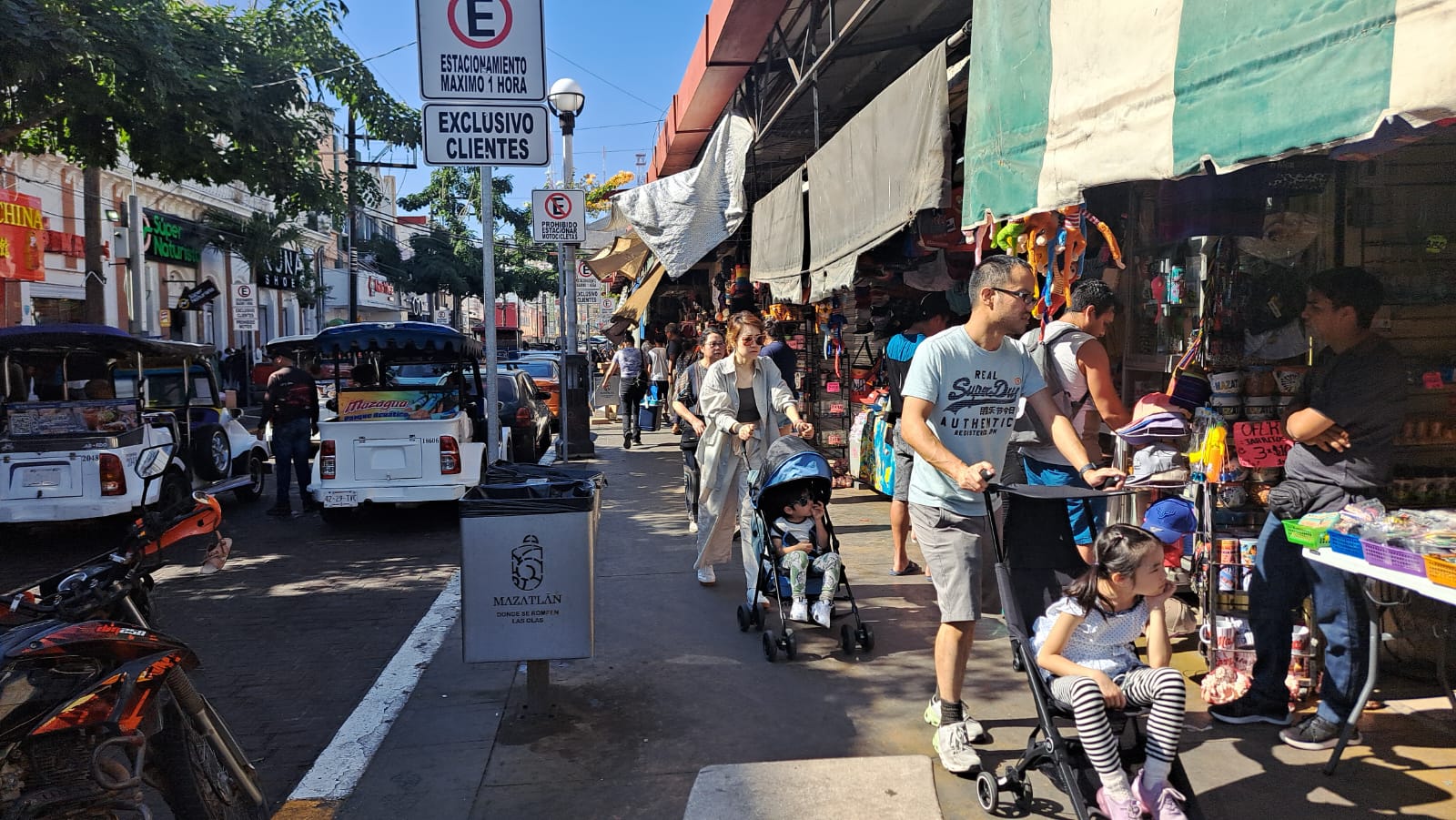 Mazatlecos hacen sus compras de Navidad a última hora en el centro de la ciudad