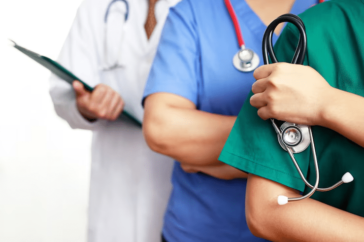 Médicos con sus herramientas de trabajo.