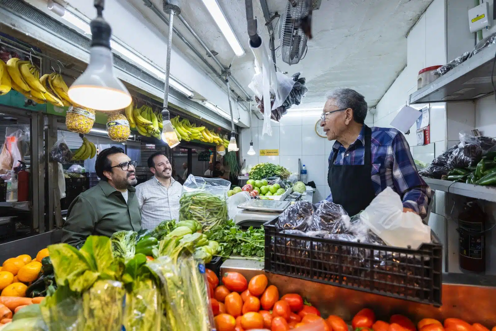 El alcalde de Culiacán, Juan de Dios Gámez Mendívil, visita al Mercado Gustavo Garmendia en el centro de la ciudad