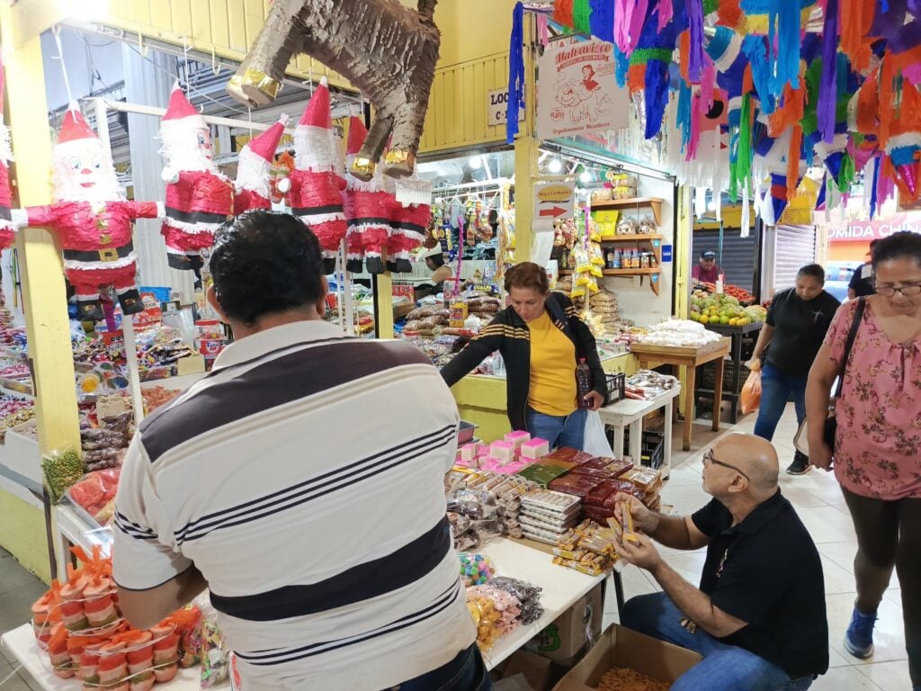 Personas recorren entre negocios y locales dentro del mercado municipal Pino Suárez