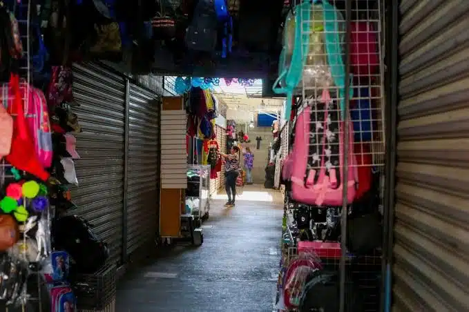 Mercado zona 30 en Los Mochis donde cerraron locales por deudas y acaparamiento.