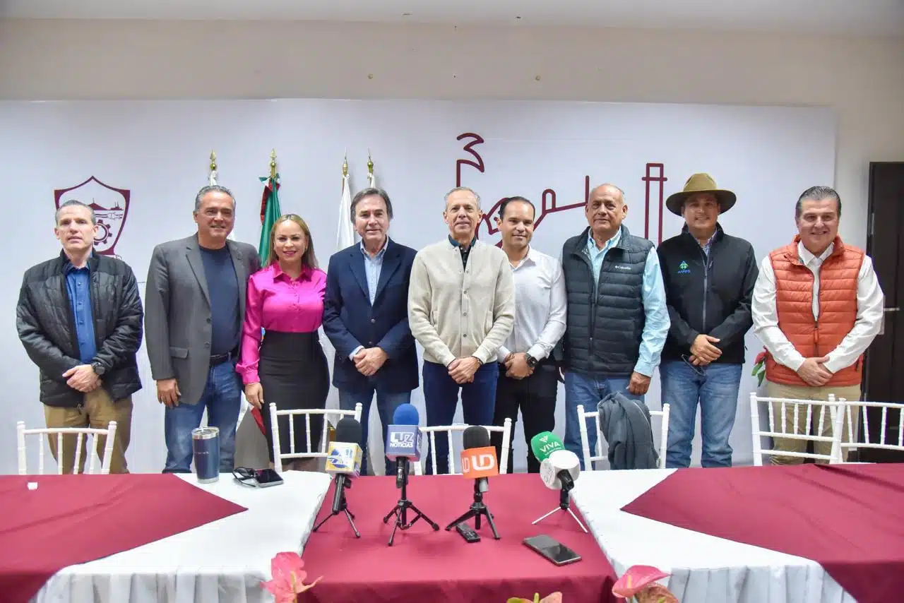 Alcalde Gerardo Vargas Landeros e integrantes de la Iniciativa Privada.