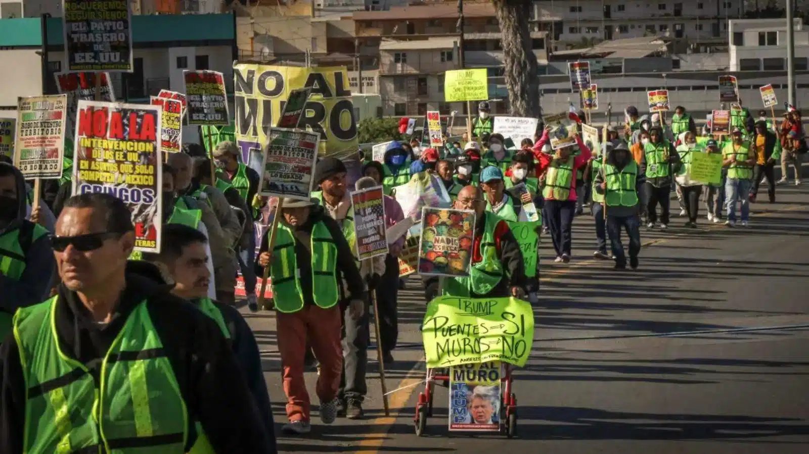 Migrantes protestan en Tijuana contra amenazas de deportación de Trump