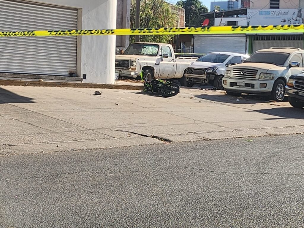 Motocicleta en la que viajaba el joven atacado a balazos.