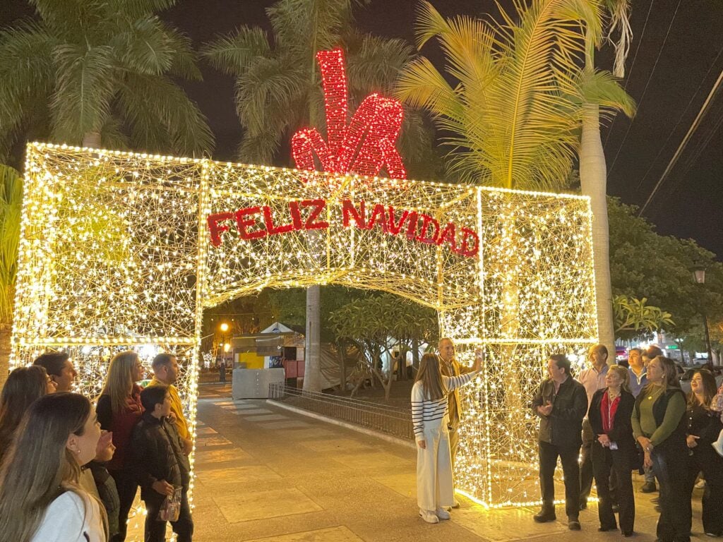 Entrada de la plazuela 27 de septiembre en Los Mochis con luces navideñas