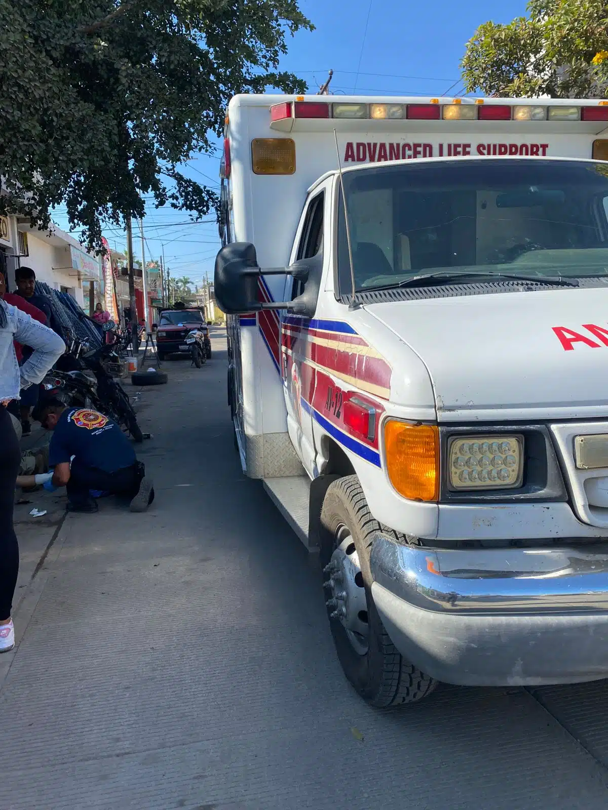 Ambulancia de Bomberos Veteranos El Castillo. Al lado, elementos auxilian a la menor de edad.