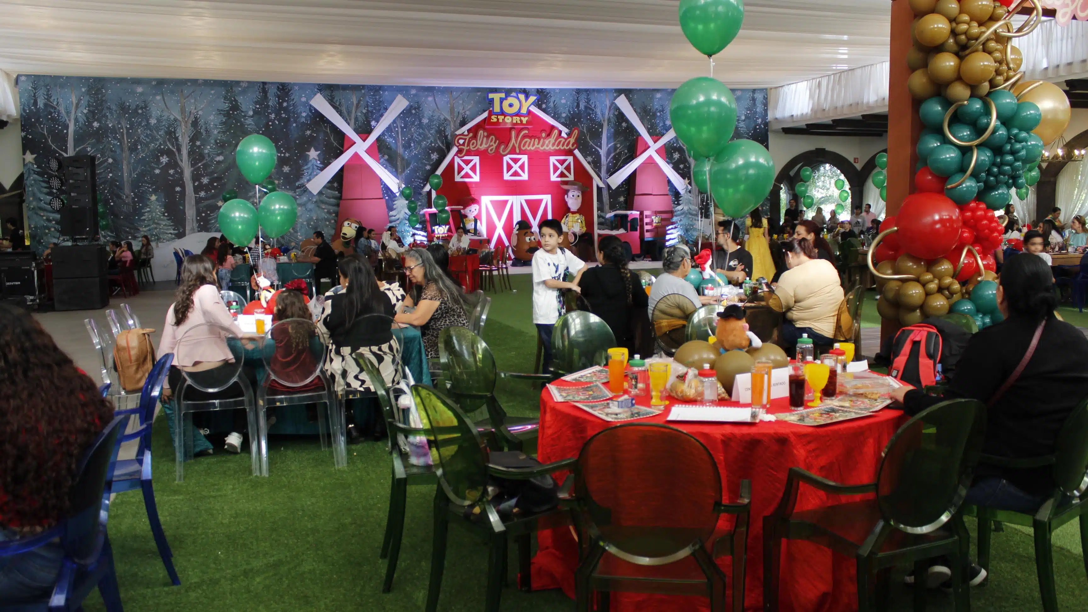 Niños con cáncer celebran su tradicional posada navideña