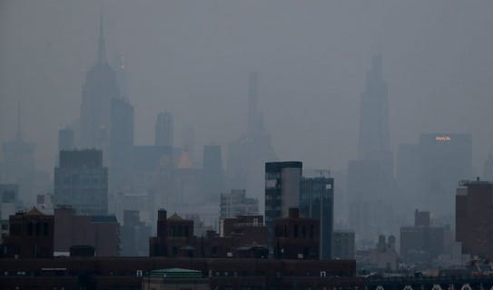 Nueva York pondrá tarifas a empresas de combustibles fósiles por daños climáticos