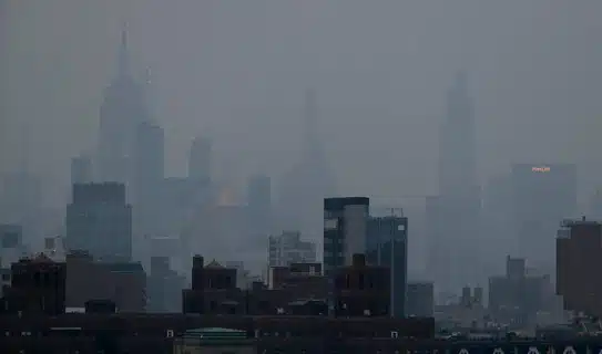 Nueva York pondrá tarifas a empresas de combustibles fósiles por daños climáticos