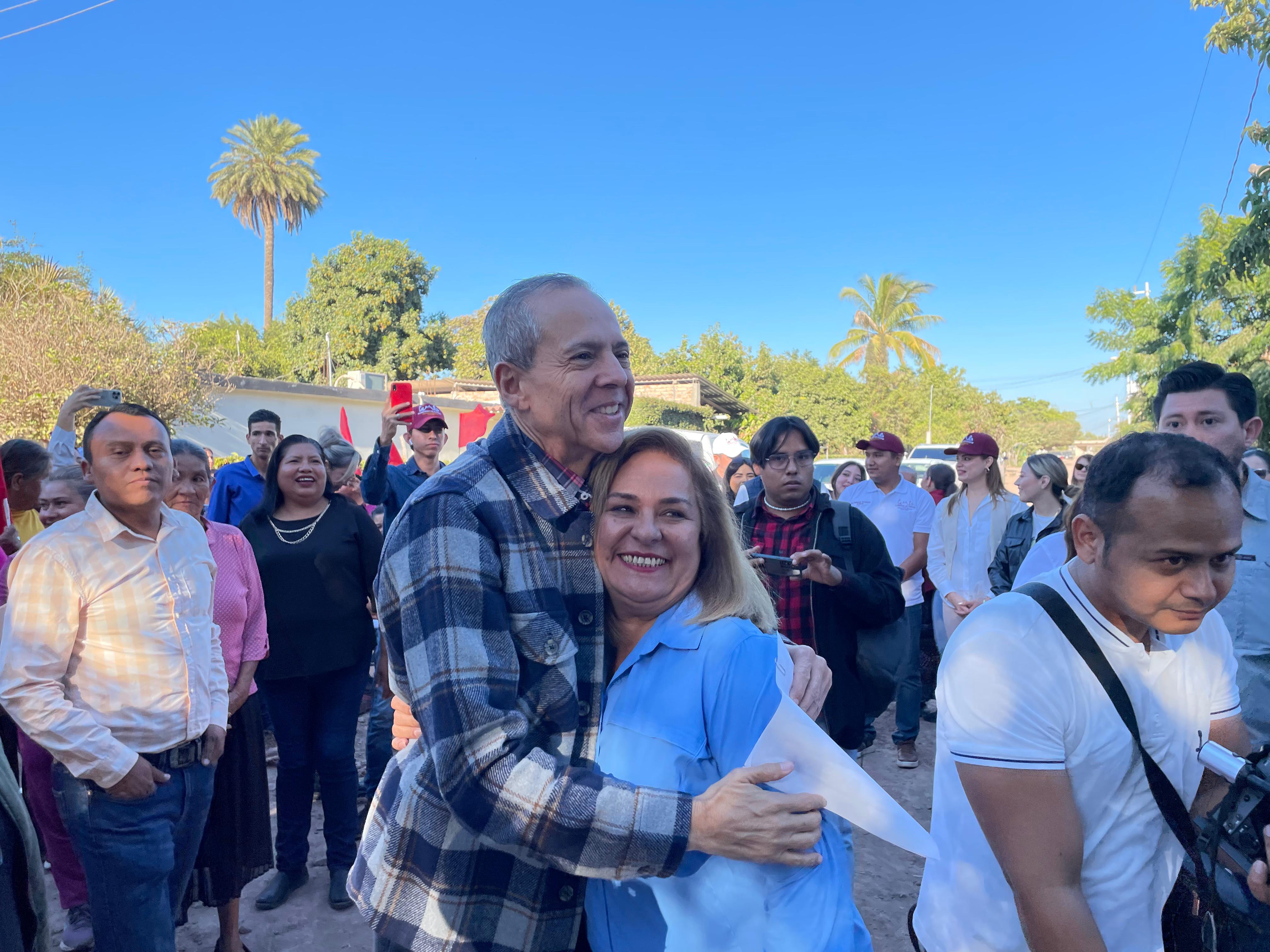 Alcalde Gerardo Vargas Landeros saludando a los asistentes a la entrega de obra de drenaje sanitario en Gabriel Leyva, Ahome.