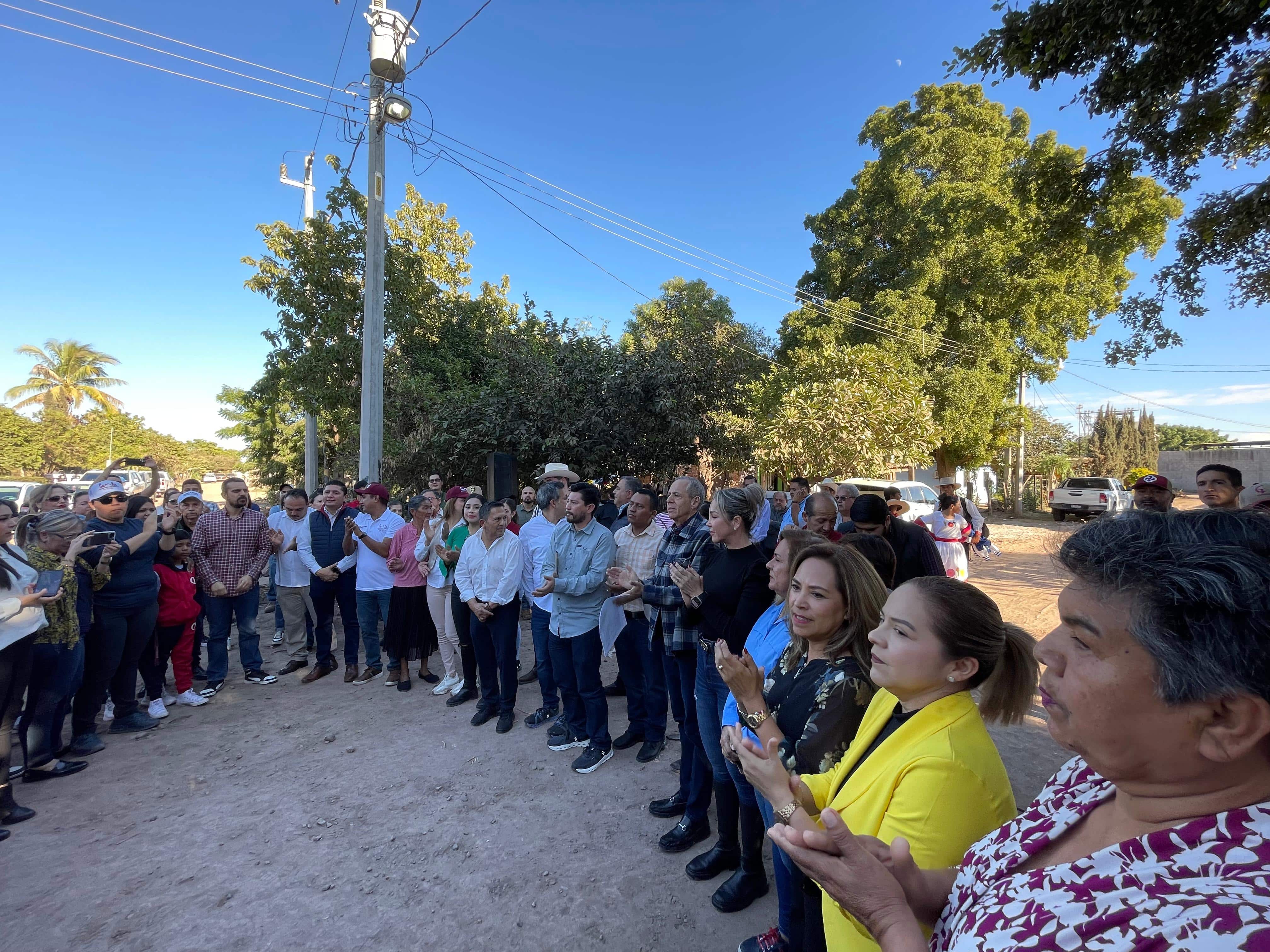 Algunos funcionarios acompañaron al alcalde Gerardo Vargas Landeros a la entrega de obra de drenaje sanitario