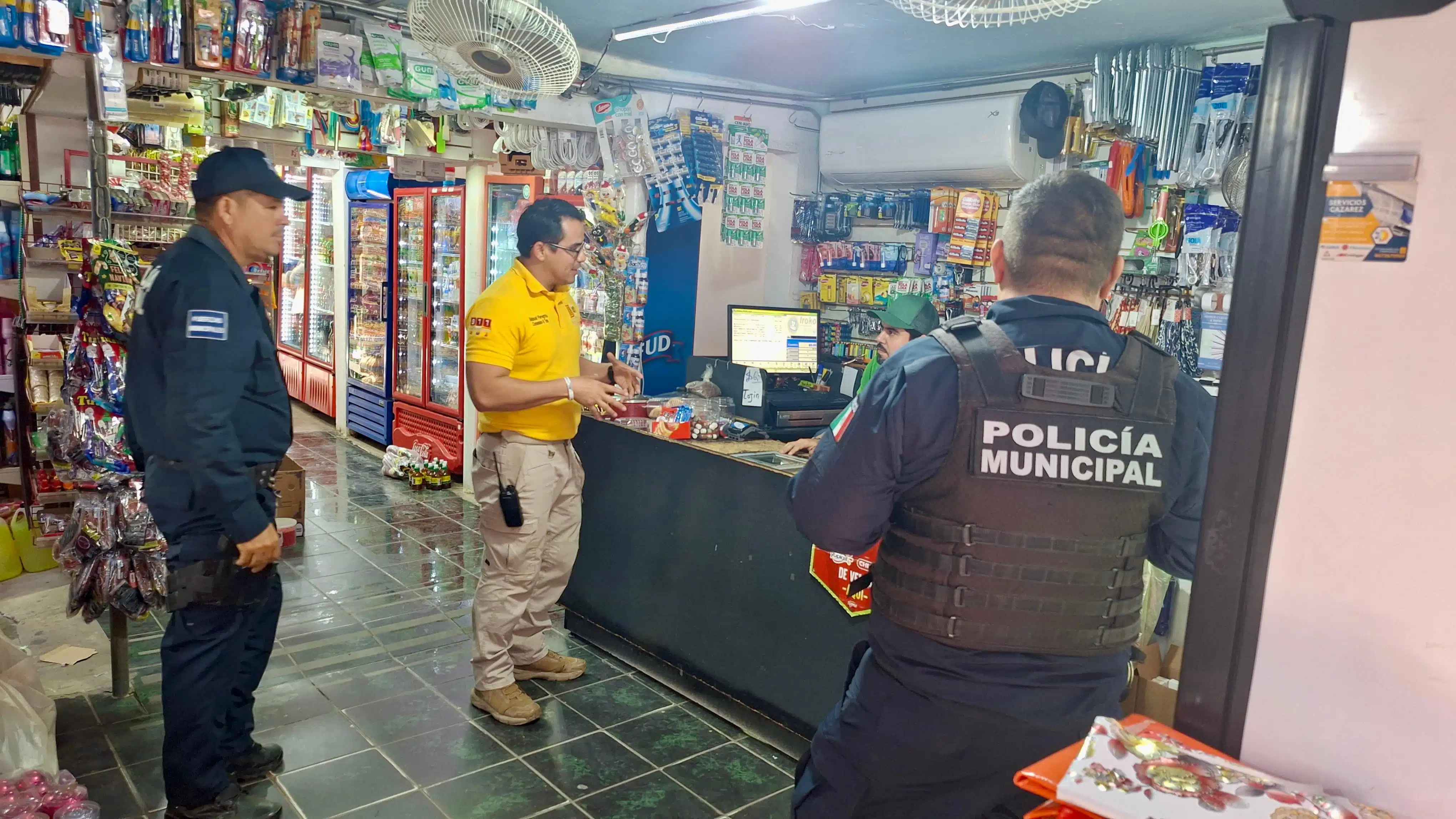 La Policía Municipal lleva a cabo recorridos en Badiraguato para concientizar sobre los peligros del uso, compra y venta de pirotecnia