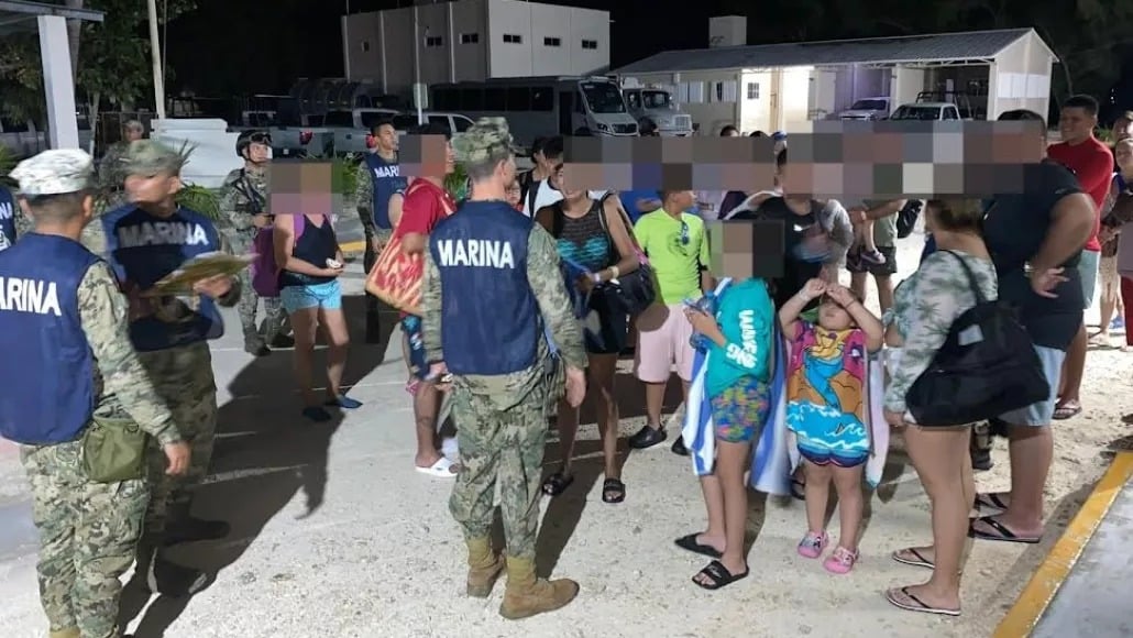 Operativo naval en Quintana Roo; rescatan a 38 turistas a la deriva