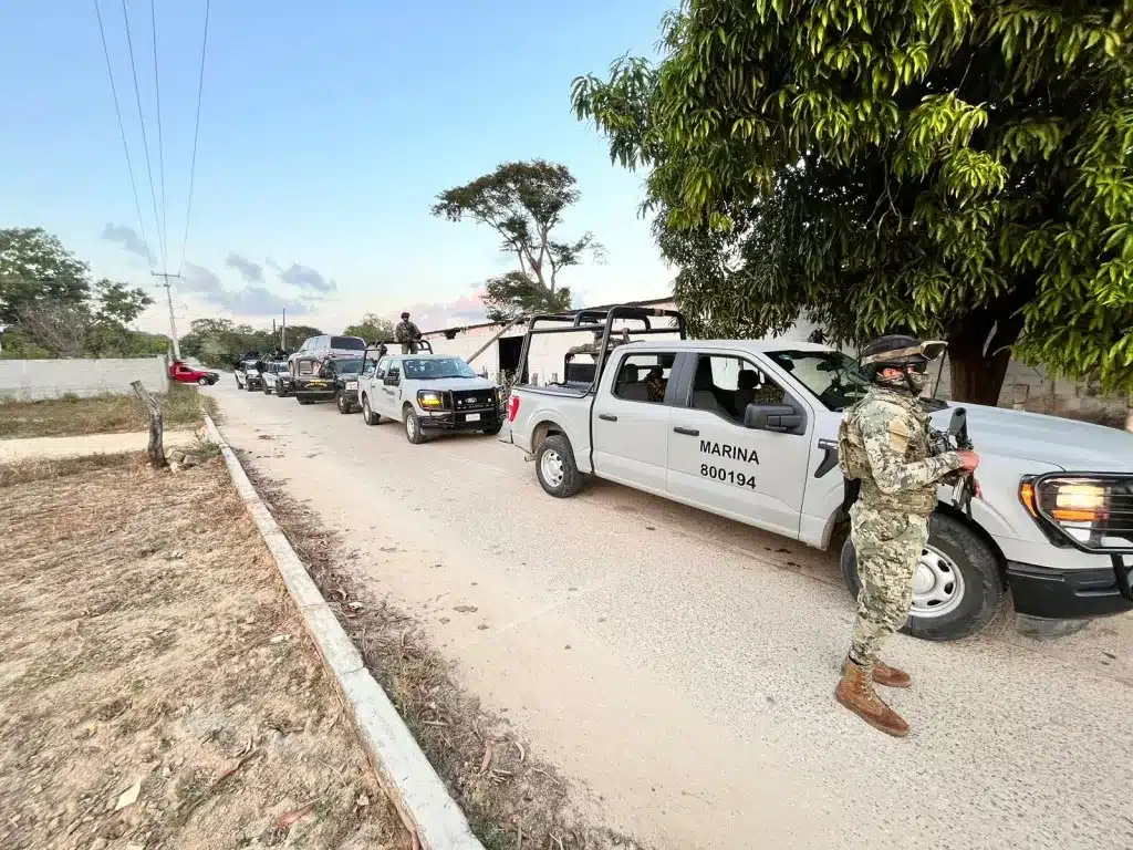 Operativos en Guerrero y Oaxaca derivan en decomiso de autos, armas y presunta droga