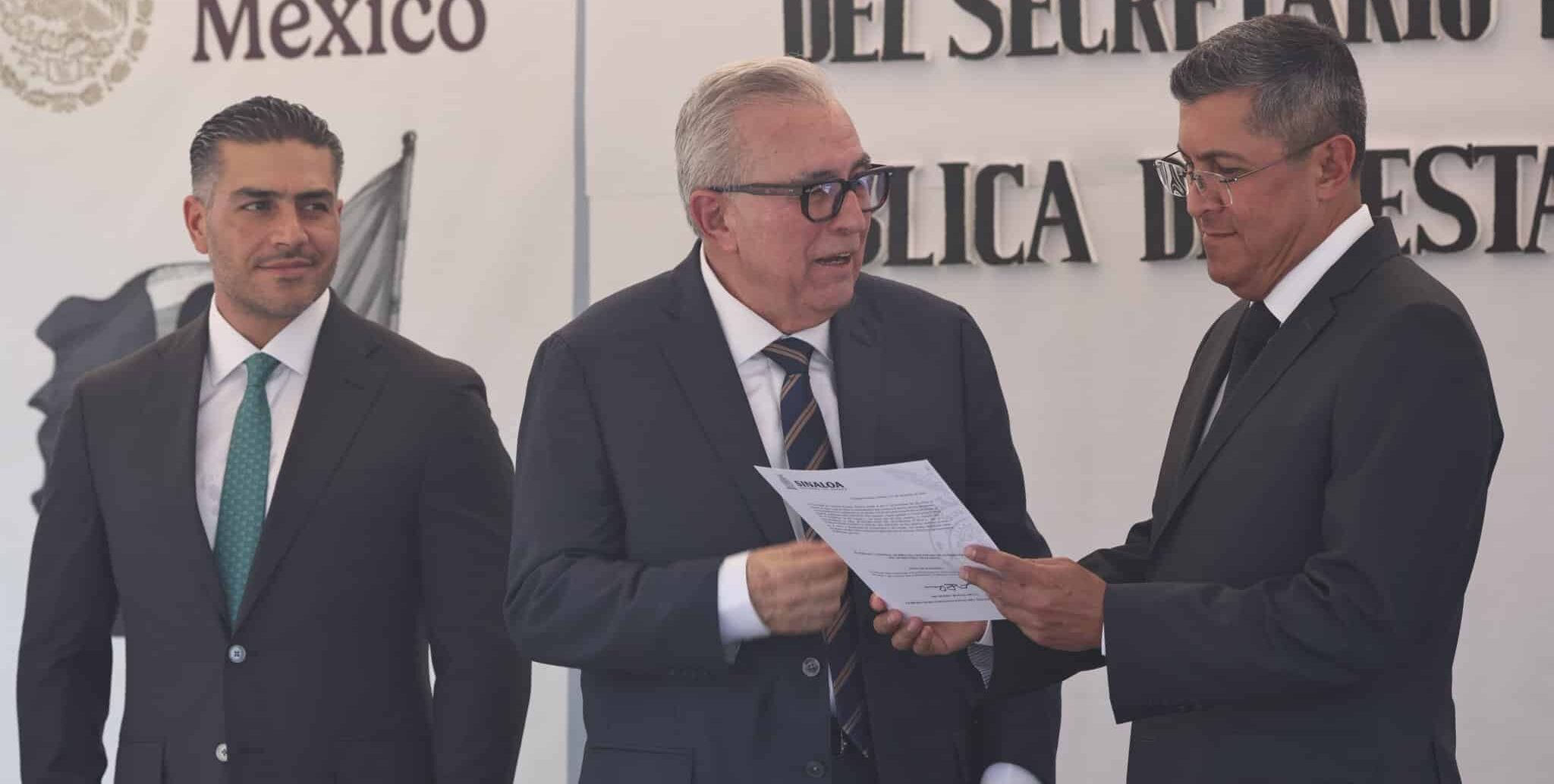 Óscar Rentería Schazarino recibe el nombramiento de manos del gobernador Rubén Rocha Moya.