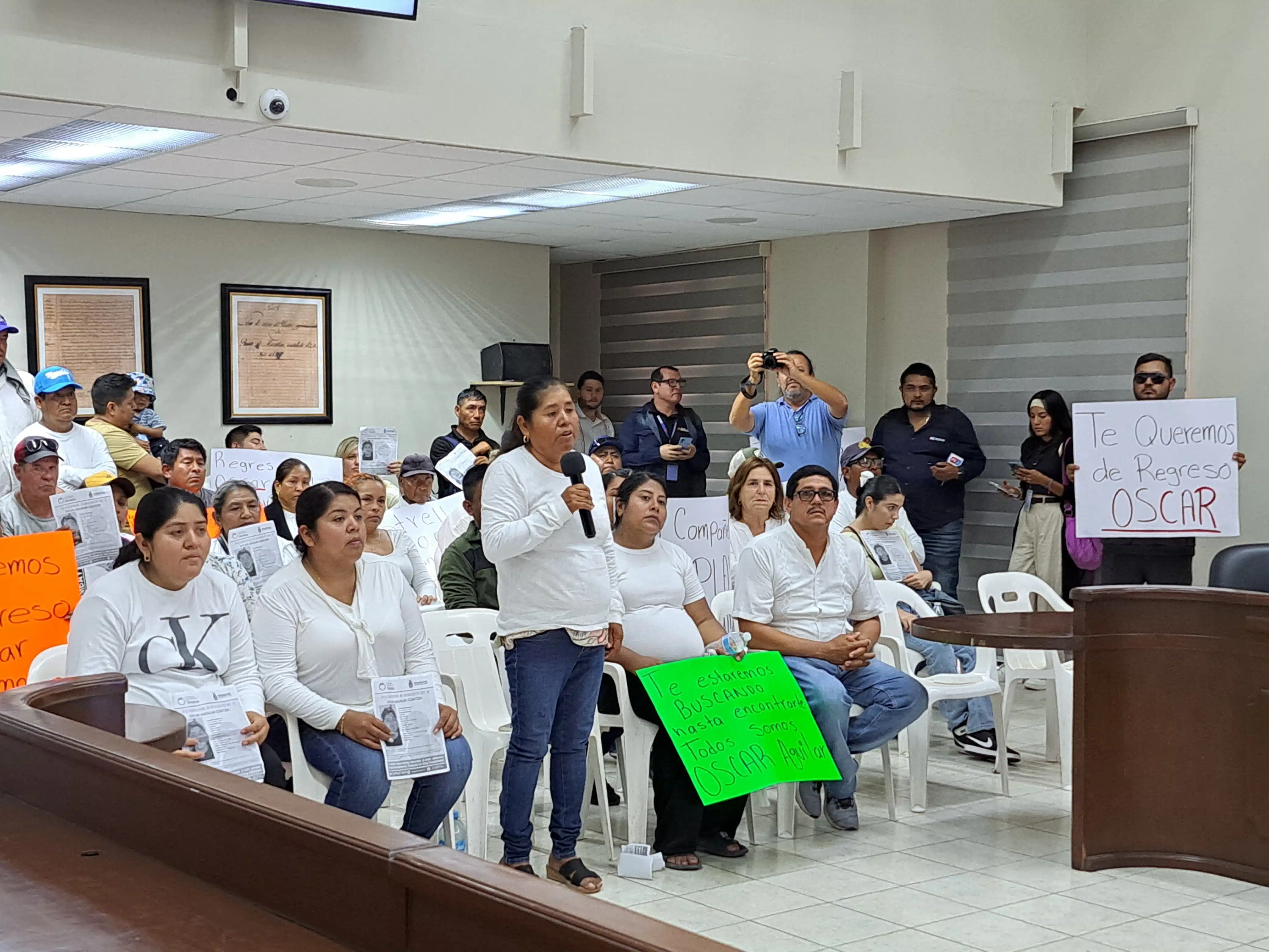 Familiares y amigos de Oscar, joven desaparecido en Mazatlán.