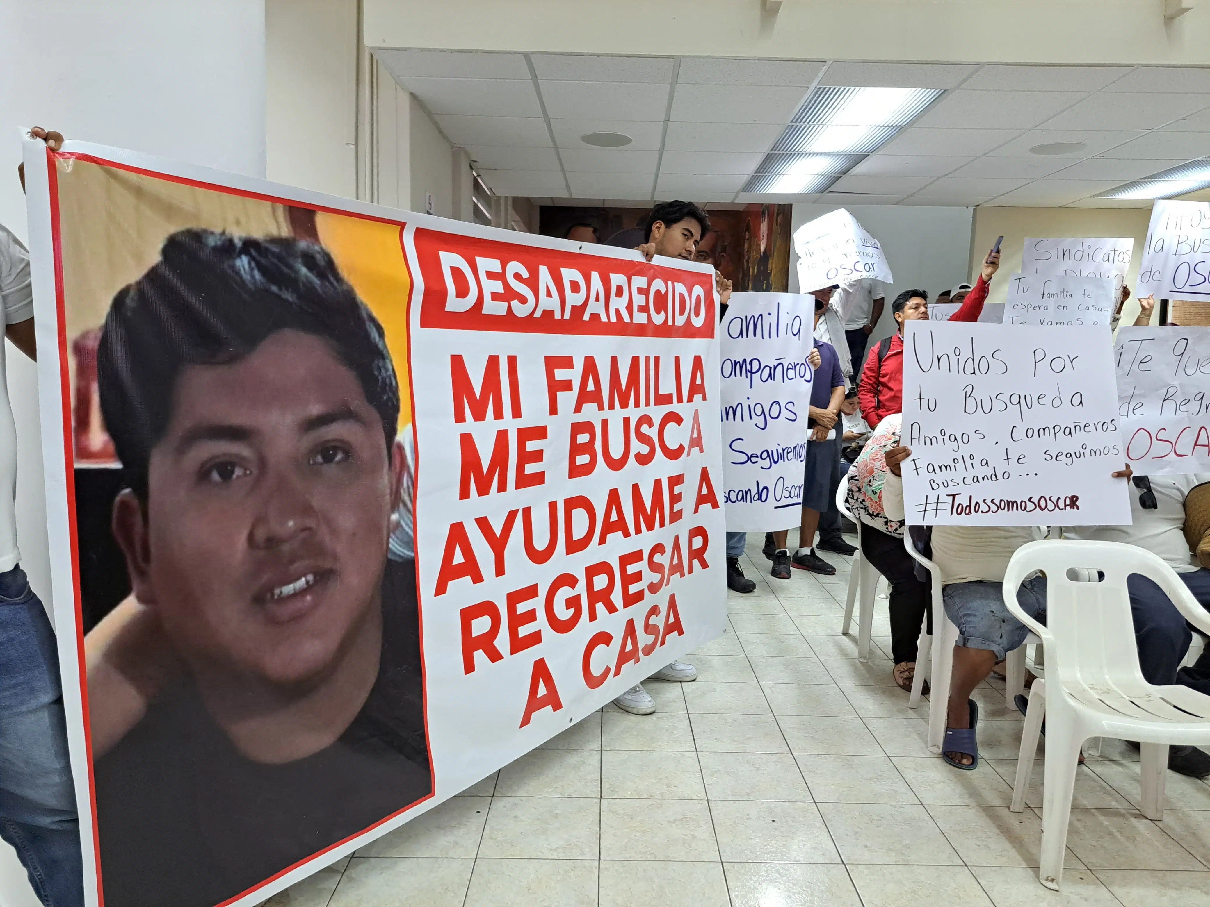 Familiares y amigos de Oscar, joven desaparecido en Mazatlán.