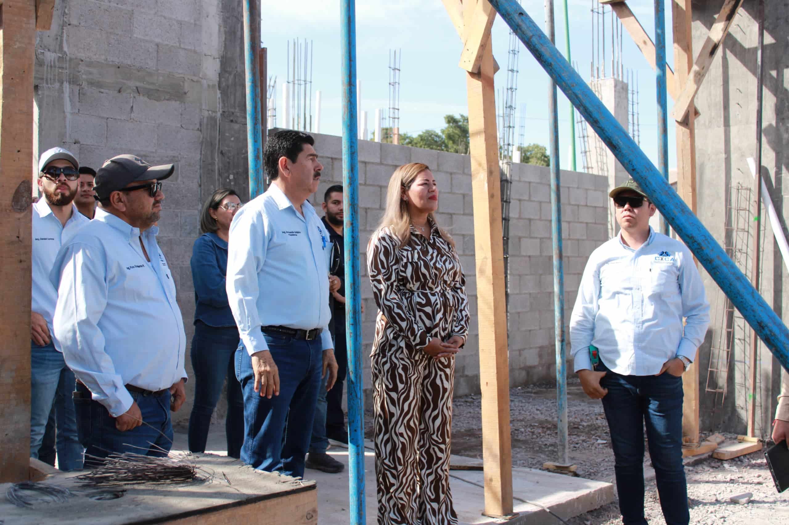 Evangelina Llanes Carreón supervisando los avances de la construcción del Palacio Municipal de Juan José Ríos.