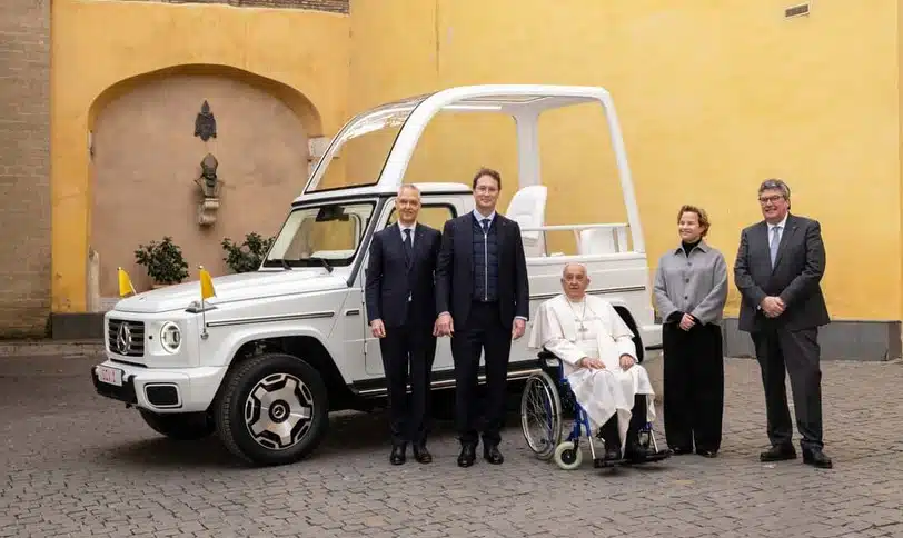 Mercedes-Benz entrega un nuevo y lujoso papamóvil eléctrico al papa Francisco