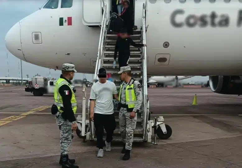 Pasajero intenta desviar un avión