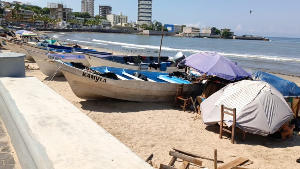 Botes de los pescadores a la orilla del mar.