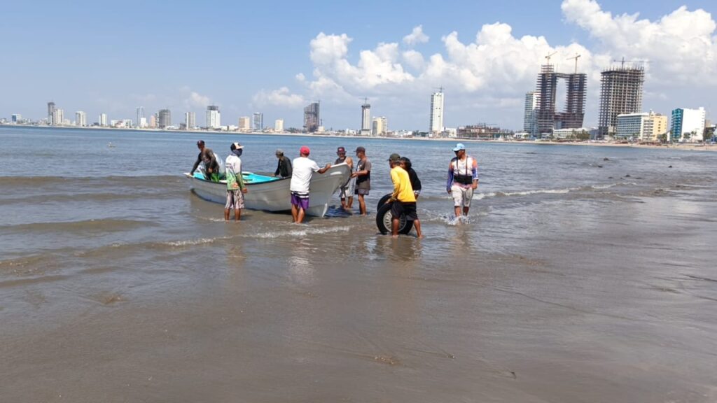 Pescadores zarpando de tierra firme.