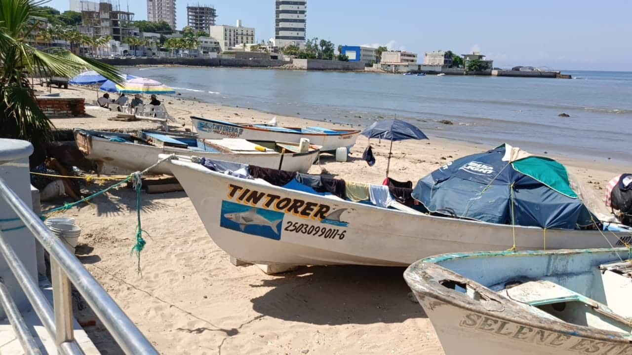 Botes de los pescadores a la orilla del mar.