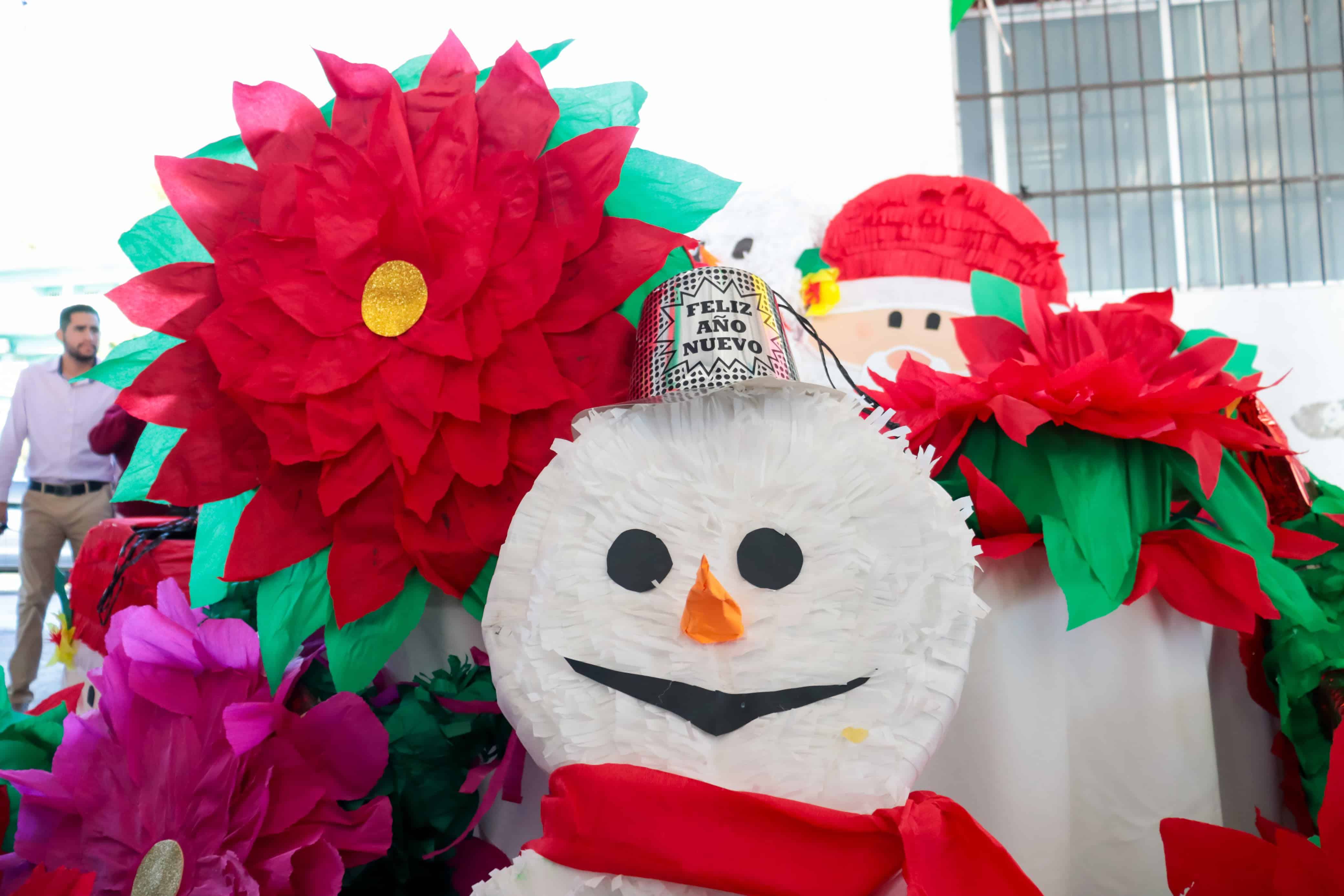 Piñatas elaboradas por los adultos mayores en el Centro Cultural de Topolobampo.