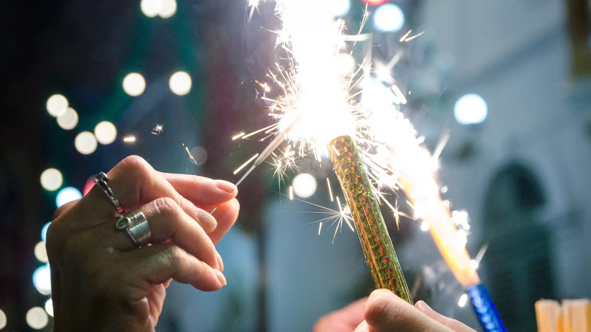 Celebración con fuegos artificiales en una fiesta.