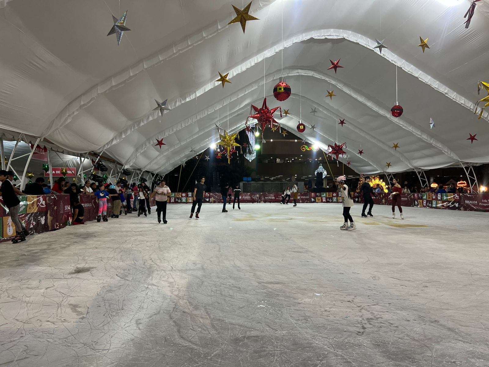 Pista de hielo, personas patinando