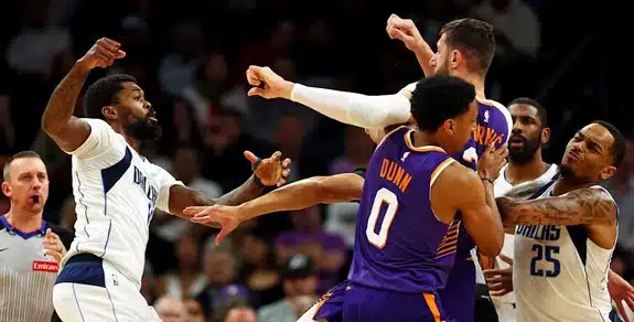 VIDEO: Tres expulsados tras intenso pleito en el juego Phoenix Suns vs Dallas Mavericks