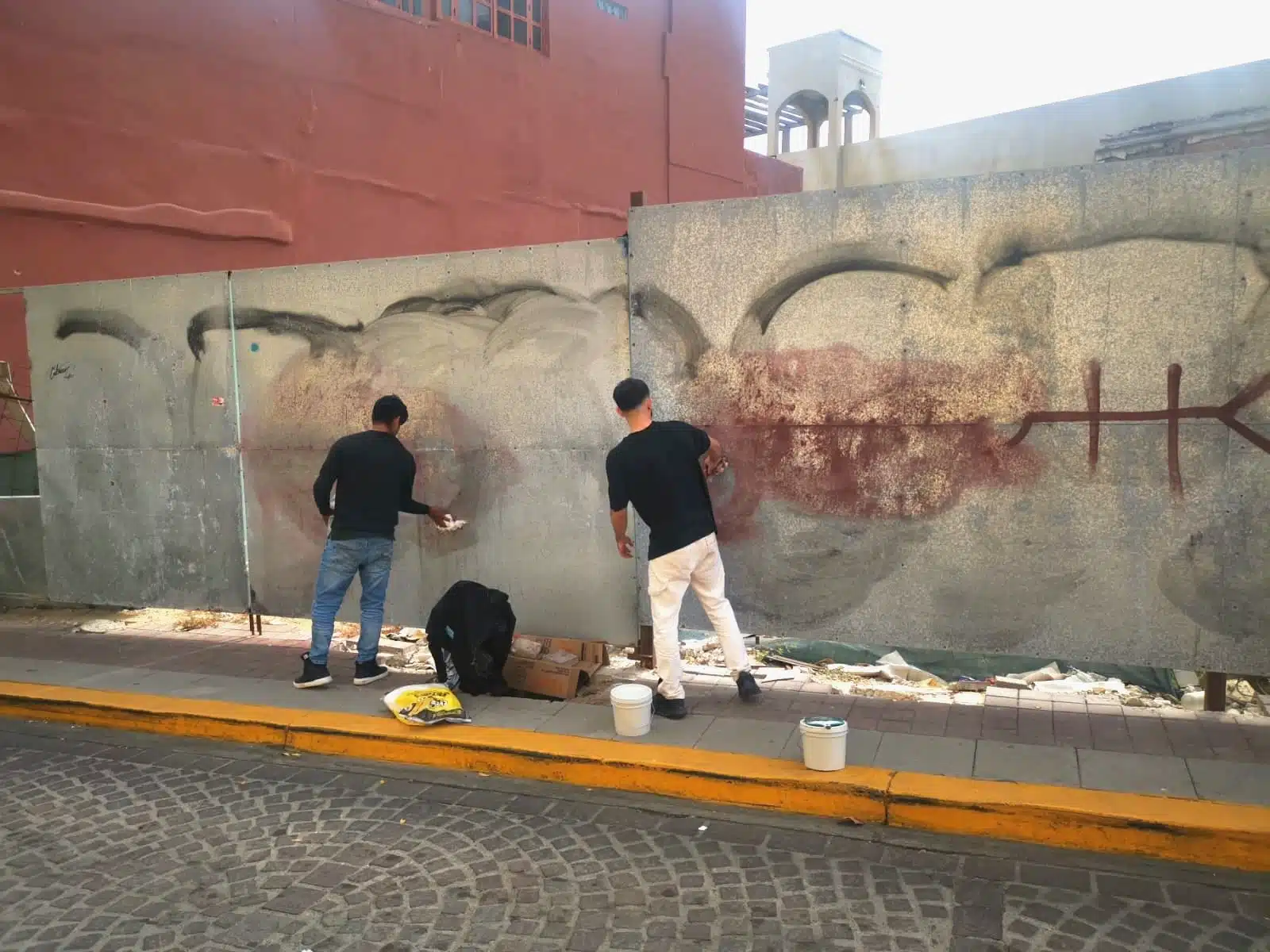 Policía Municipal arresta a dos hombres acusados de dañar la vía pública con grafiti en Mazatlán