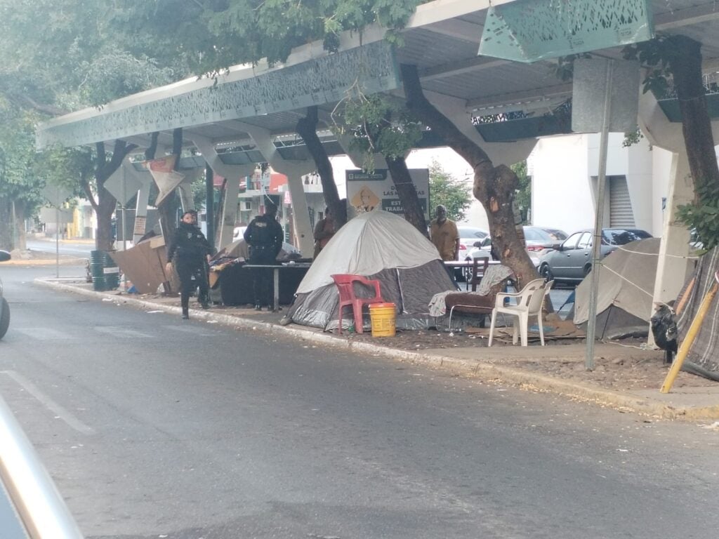 Policías municipales de Culiacán entregan comida y regalos en hospitales