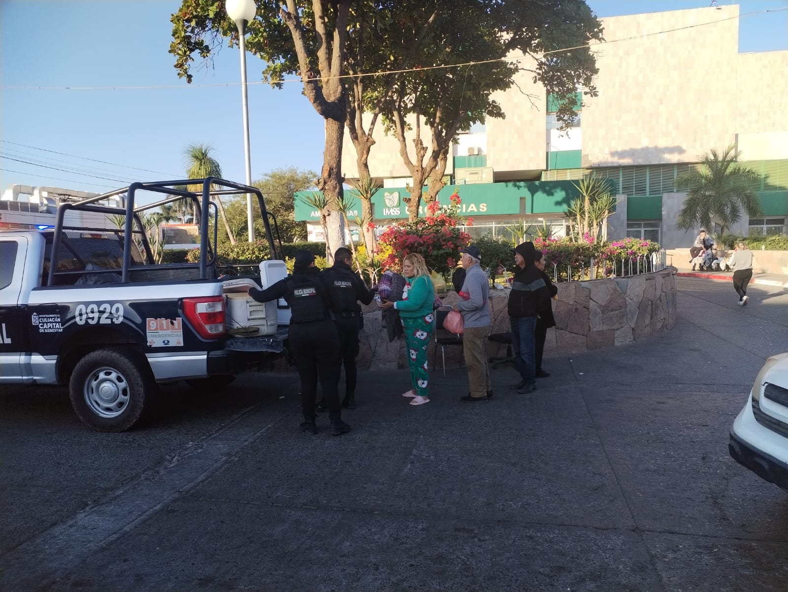 Policías municipales de Culiacán entregan comida y regalos en hospitales