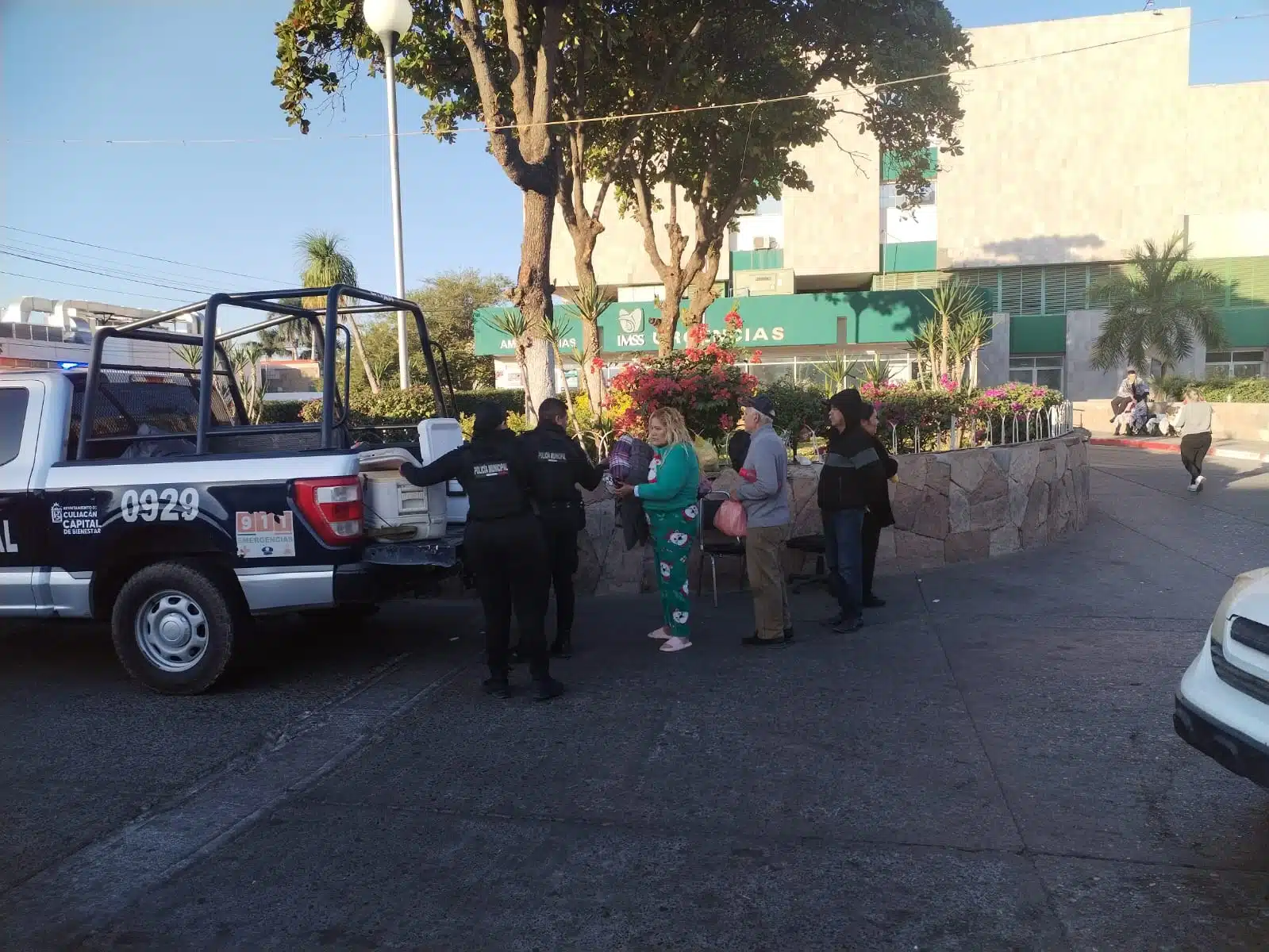 Policías municipales de Culiacán entregan comida y regalos en hospitales