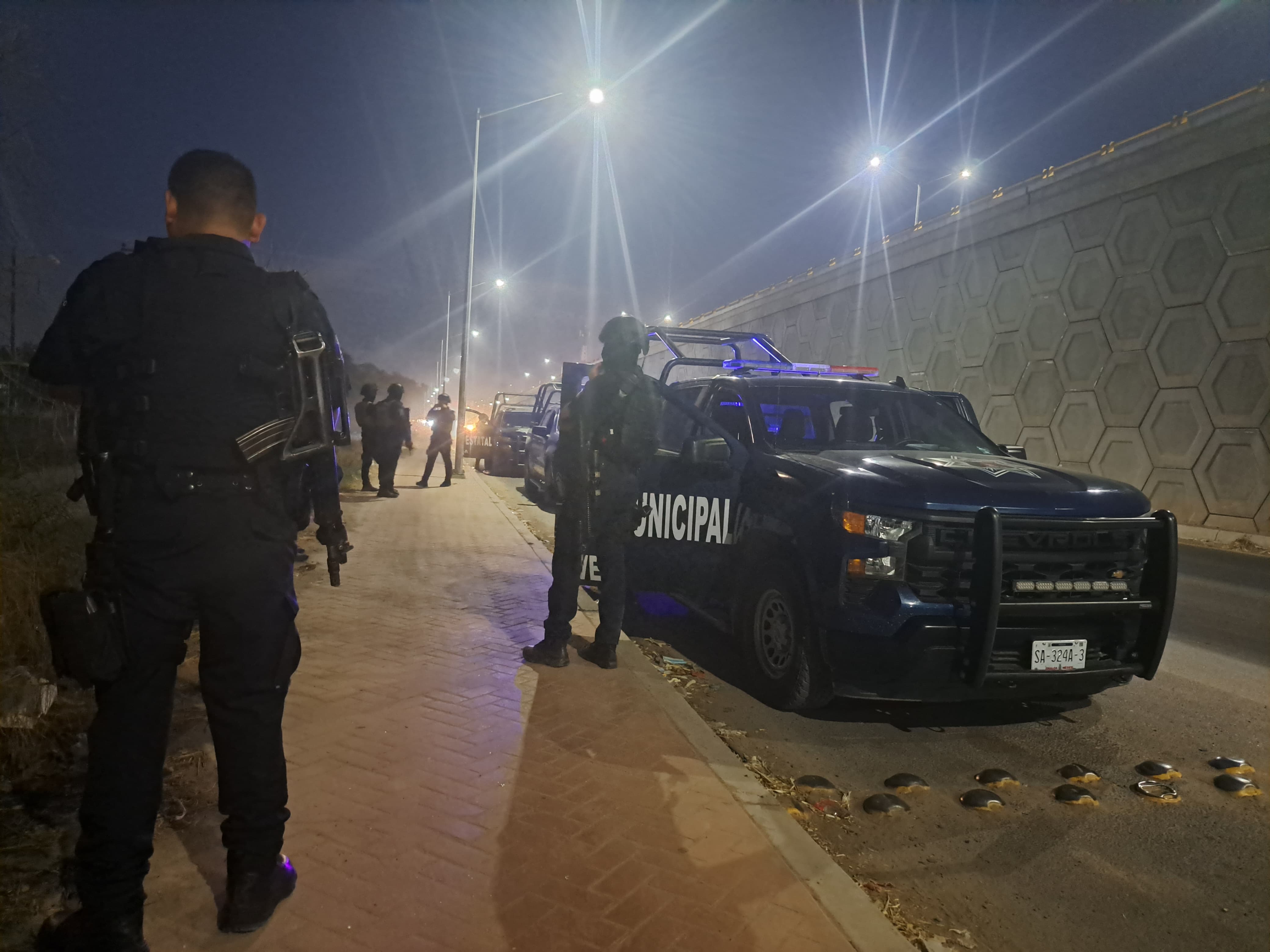 Policías municipales durante operativo en la noche Guasave