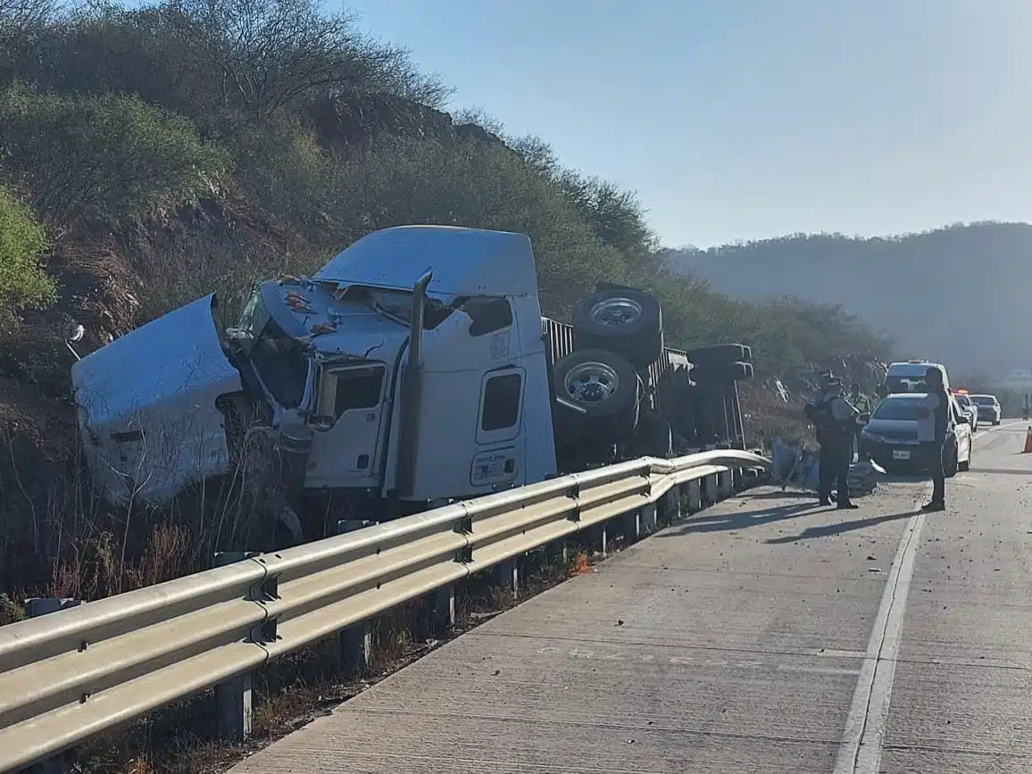 Posible pestañeada provoca volcadura tráiler libramiento Mazatlán