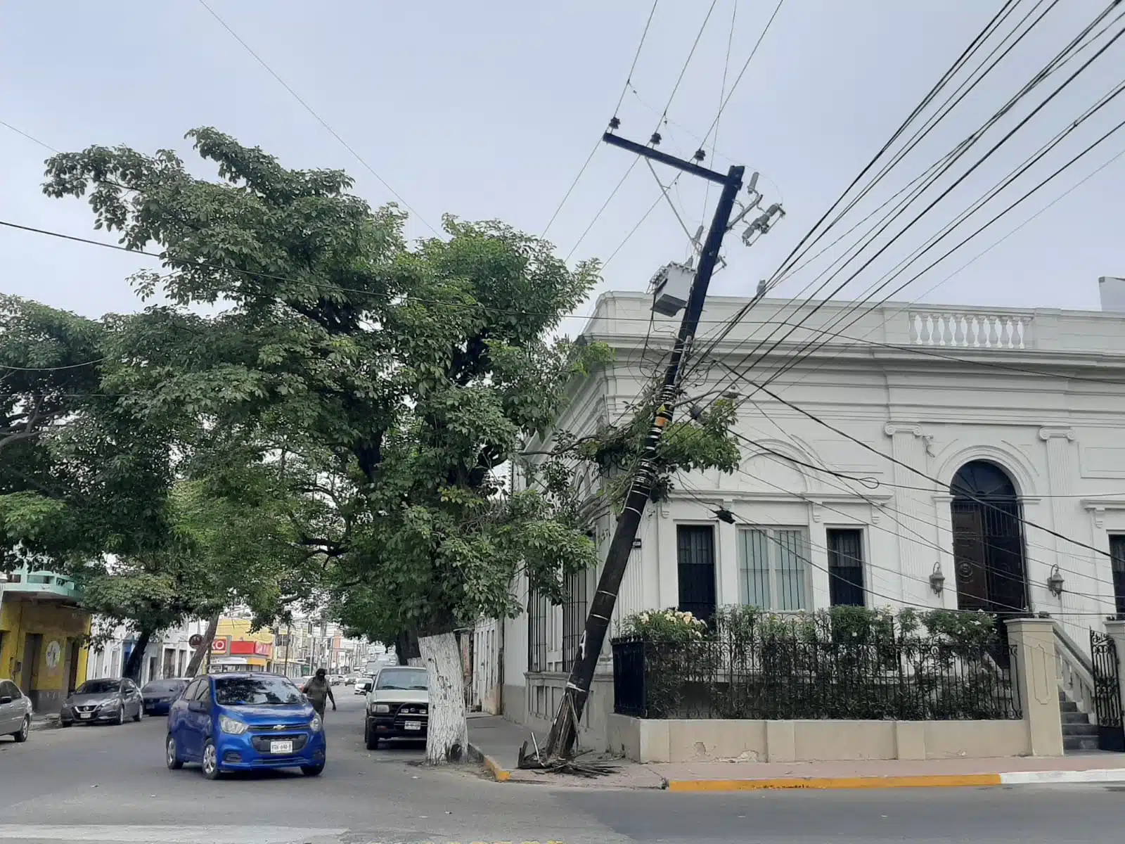 Poste a punto de caer-Parque Zaragoza-Mazatlán