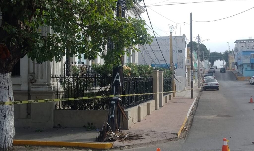 Poste de luz por caer-Mazatlán