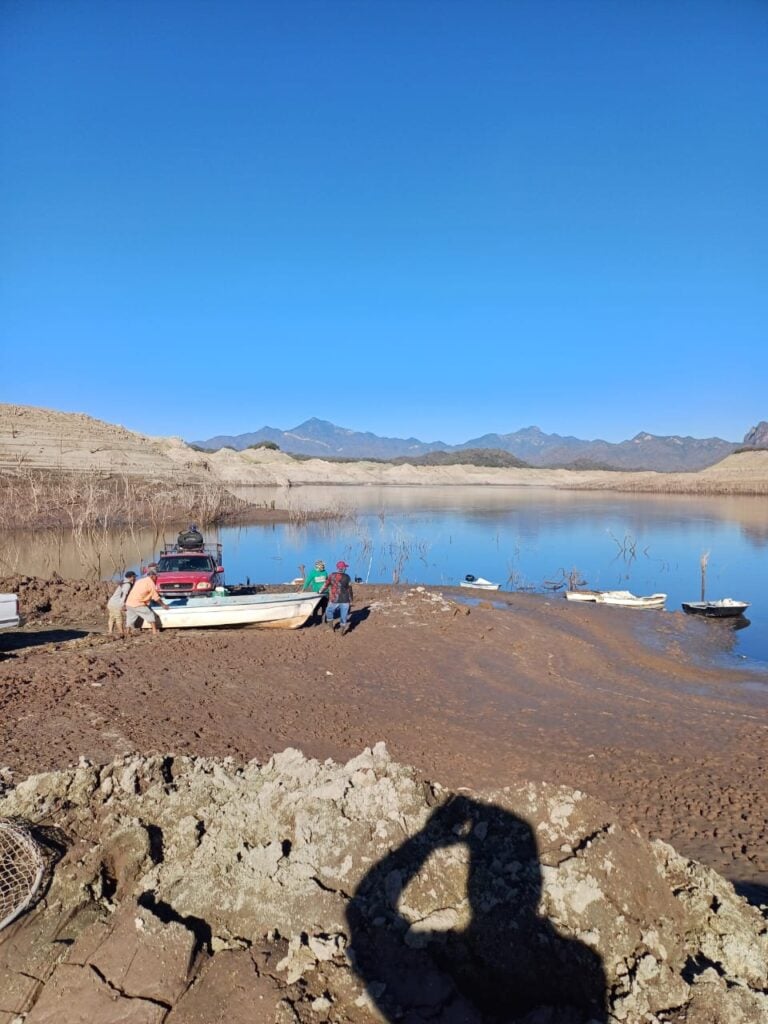 Pescadores de Choix en la presa Huites.