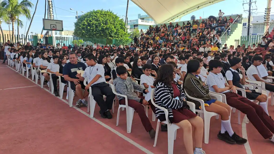 Jóvenes beneficiarios de la beca Proase en Mazatlán.