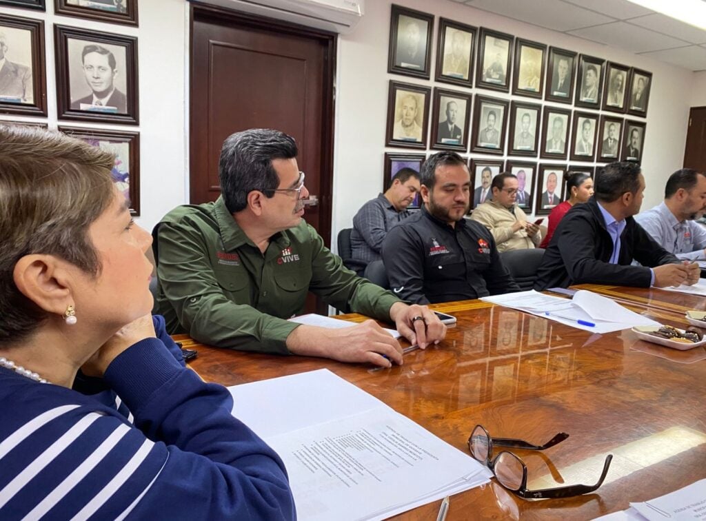 Alcaldesa Cecilia Ramírez en reunión con la Comisión de Vivienda del Estado de Sinaloa.