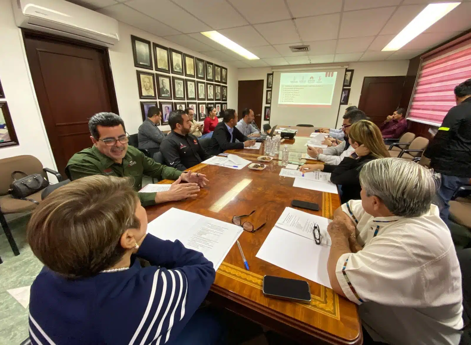 Alcaldesa Cecilia Ramírez en reunión con la Comisión de Vivienda del Estado de Sinaloa.